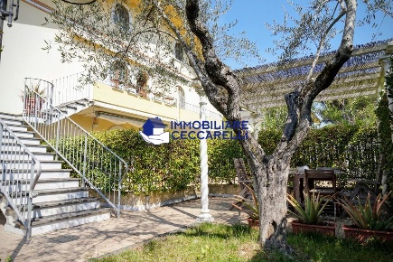 Foto Appartamento a Massa Marina di Massa Centro di 100 m² con 6 locali