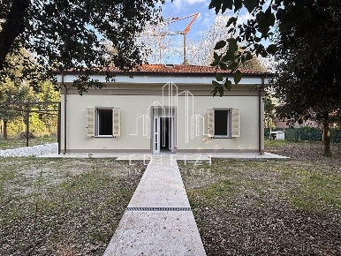 Foto Casa indipendente a Massa Ronchi - Poveromo di 230 m² con 9 locali