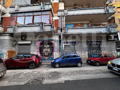 Foto Negozio in Via Galilei 78/84, Arzano di 195 m² con 1 locali in vendita