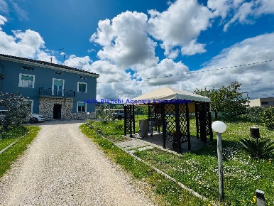 Foto Casa indipendente a Vallefoglia di 336 m² con 11 locali in vendita