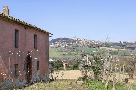Foto Rustico in Via Ponte Naia 1, Todi di 200 m² con 5 locali in vendita