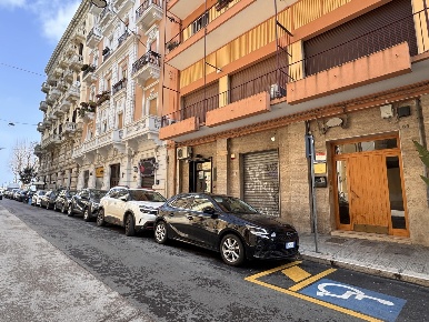 Foto Negozio in Via francesco saverio abbrescia 91, Bari di 50 m²