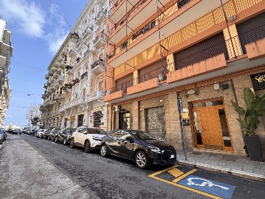 Foto Negozio in Via francesco saverio abbrescia 91, Bari di 50 m²