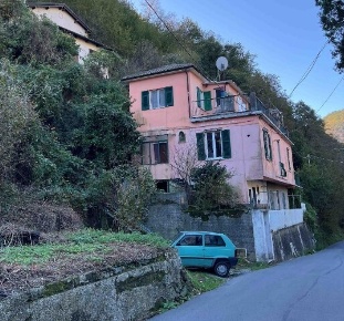 Foto Appartamento in Via San Carlo di Cese 36H, Genova di 112 m² all'asta