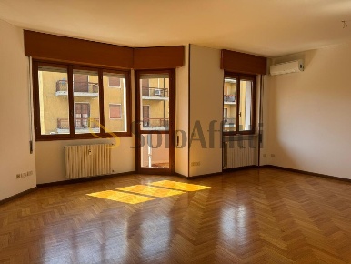 Foto Appartamento in Galleria Vittorio Veneto 40, Brescia di 135 m²