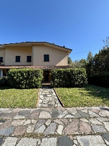 Foto Case semi ndipendenti a Ameglia Centro di 170 m² con 7 locali