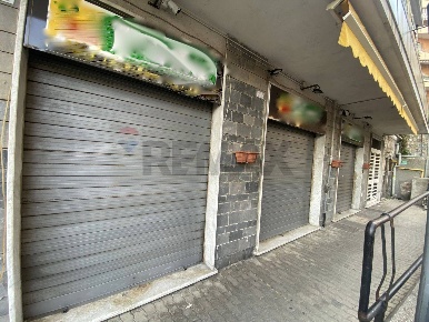 Foto Negozio in Via Aurelio Robino 234, Genova Marassi di 146 m² in vendita