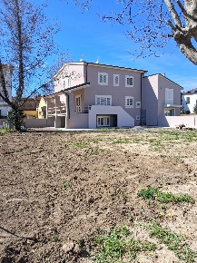 Foto Villa unifamiliare a Cascina Centro di 170 m² con 7 locali in vendita