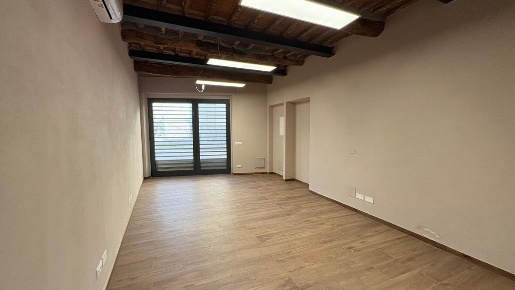 Foto Locale commerciale a Lucca Santissima Annunziata di 35 m² con 1 locali