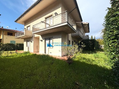 Foto Villa a schiera a Massa Marina di Massa Centro di 100 m² con 4 locali