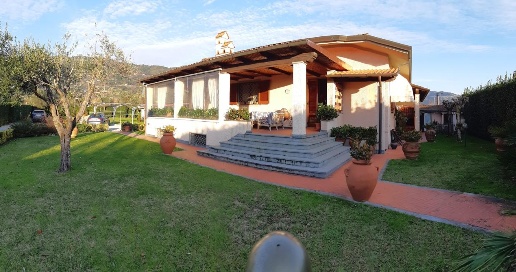 Foto Villa unifamiliare a Pietrasanta di 200 m² con 9 locali in vendita