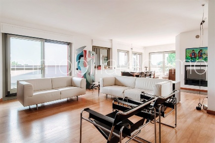 Foto Attico in Via Mazzini, Appiano Gentile Centro di 230 m² con 7 locali