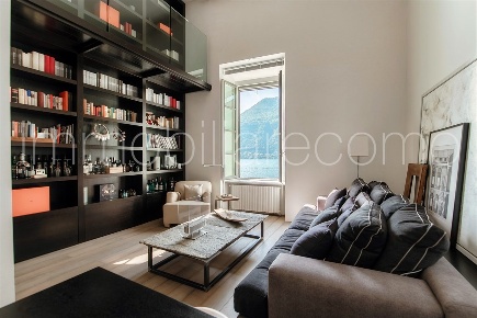 Foto Appartamento in Via Roma, Torno Centro di 240 m² con 12 locali