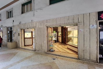 Foto Negozio in Corso Marconi 9, Civitavecchia di 95 m² con 2 locali