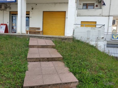 Foto Locale commerciale in via benedetto croce, Montalto Uffugo di 65 m²