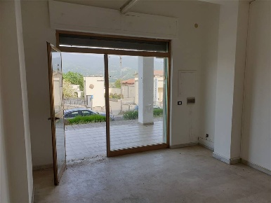 Foto Locale commerciale in via benedetto croce, Montalto Uffugo di 65 m²