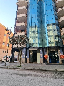 Foto Negozio a Avellino Emanuele II, C. Colombo, Morelli e Silvati di 45 m²
