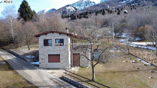 Foto Villa unifamiliare a San Zeno di Montagna Prada di 60 m² con 4 locali