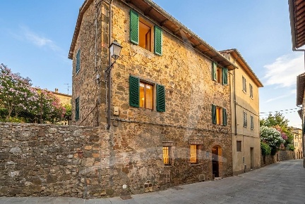 Foto Casa indipendente a Montalcino Centro di 230 m² con 14 locali