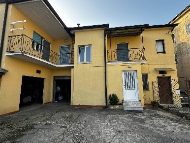 Foto Case semi ndipendenti a Atripalda di 206 m² con 6 locali in vendita