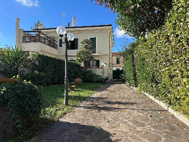 Foto Villa bifamiliare a Livorno Ospedale - Stazione di 240 m² in vendita