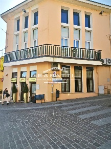 Foto Appartamento a Volta Mantovana Centro di 972 m² con 45 locali