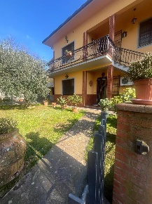 Foto Villa bifamiliare a Capannori Gragnano - Lappato di 180 m² in vendita