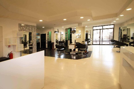 Foto Locale commerciale a Siena Lizza - Camollia di 370 m² con 5 locali