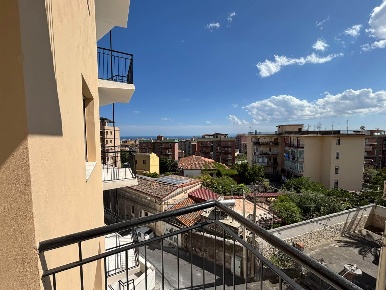 Foto Appartamento in Via Claudio Claudiano 8, Catania di 80 m² con 4 locali