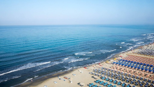 Foto Struttura turistica a Camaiore Lido di Camaiore di 2500 m² in vendita