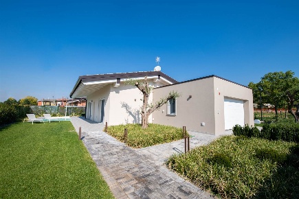 Foto Villa unifamiliare a Lonato del Garda Lonato di 100 m² con 5 locali