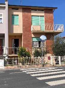 Foto Case semi ndipendenti a San Costanzo Centro di 274 m² con 5 locali