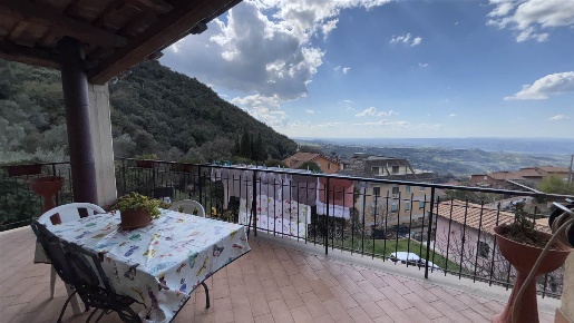 Foto Villa unifamiliare a Poggio Catino Centro di 220 m² con 9 locali