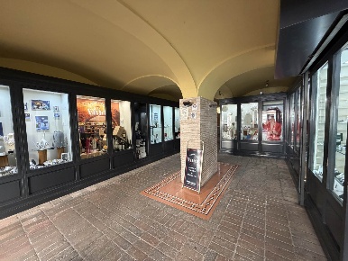 Foto Locale commerciale in CORSO DE PARMA 13, Vasto Centro Storico di 37 m²