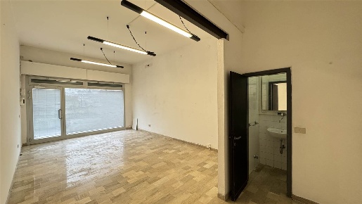 Foto Negozio a Chioggia Sottomarina di 34 m² con 2 locali in affitto
