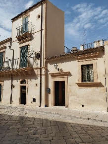 Foto Negozio in via F.M. Penna, Scicli Centro di 90 m² con 4 locali