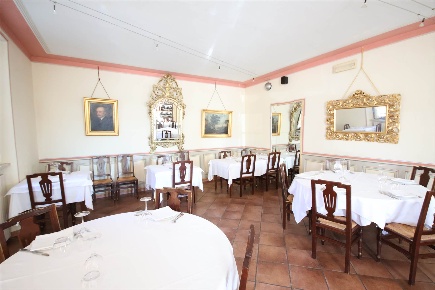 Foto Ristorante a Alba Centro di 150 m² con 2 locali in vendita