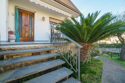 Foto Villa unifamiliare a Montecatini-Terme di 137 m² con 10 locali