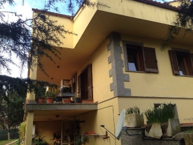 Foto Rustico a Tuscania di 268 m² con 8 locali in vendita