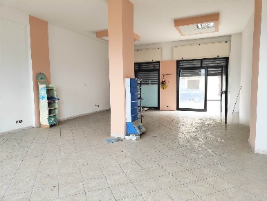 Foto Negozio in VIA FRANCESCO TEDESCO  602, Avellino di 75 m² con 1 locali