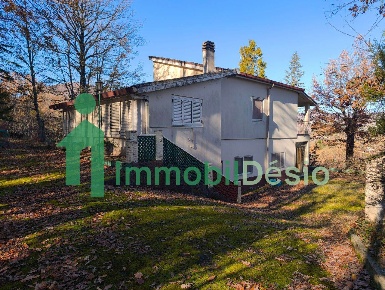 Foto Villa unifamiliare a Pignola di 260 m² con 12 locali in vendita