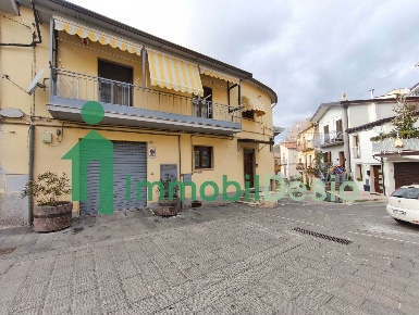 Foto Casa indipendente a Picerno di 305 m² con 9 locali in vendita