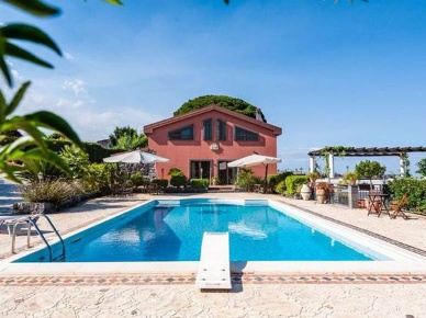 Foto Villa unifamiliare a Aci Catena Centro di 555 m² con 9 locali