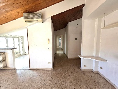 Foto Appartamento a Ancona Regione di 100 m² con 4 locali in vendita