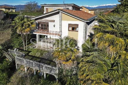 Foto Villa unifamiliare a Besozzo Centro di 270 m² con 5 locali in vendita