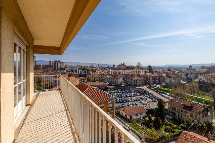 Foto Appartamento in Via Aldisio 10, Ivrea di 166 m² con 8 locali