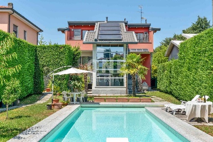 Foto Villa unifamiliare in Via Lambro 16, Sovico di 280 m² con 7 locali