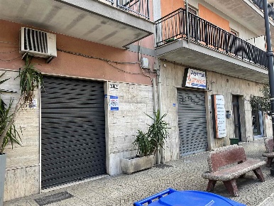 Foto Negozio in Viale Stazione 56, Palagiano di 50 m² con 1 locali