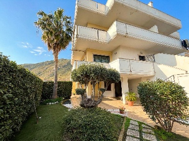 Foto Villa unifamiliare in Via Giovanni Boccaccio, Mondragone di 250 m²