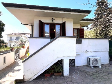 Foto Villa unifamiliare a Massarosa Massarosa Paese di 176 m² con 9 locali
